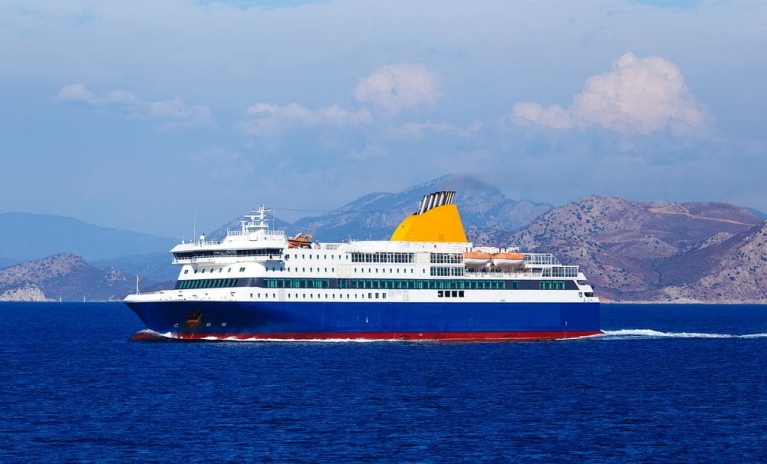 blue_star_ferry_in_open_waters_in_greece
